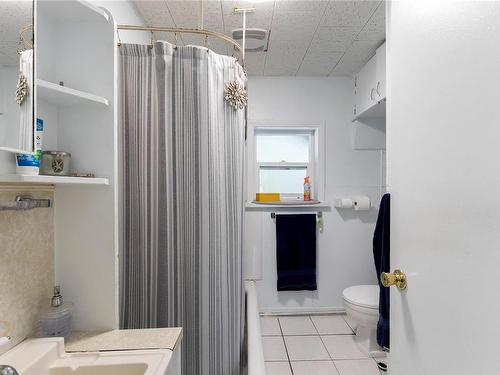 1922 Cedar Rd, Nanaimo, BC - Indoor Photo Showing Bathroom