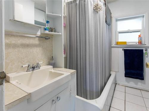 1922 Cedar Rd, Nanaimo, BC - Indoor Photo Showing Bathroom