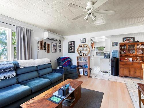 1922 Cedar Rd, Nanaimo, BC - Indoor Photo Showing Living Room