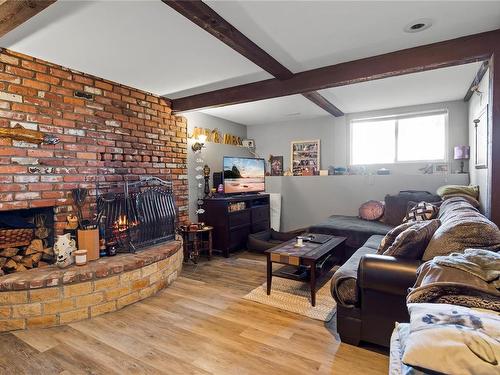 1922 Cedar Rd, Nanaimo, BC - Indoor Photo Showing Living Room With Fireplace