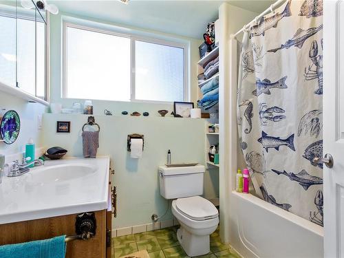 1922 Cedar Rd, Nanaimo, BC - Indoor Photo Showing Bathroom