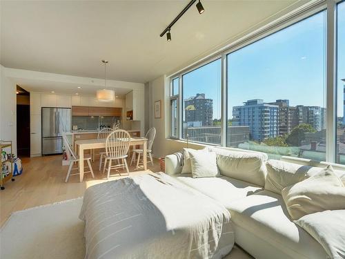 611-989 Johnson St, Victoria, BC - Indoor Photo Showing Living Room