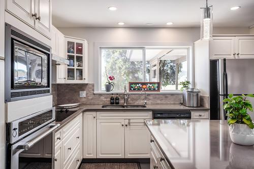 3083 Harwood Road, Lake Country, BC - Indoor Photo Showing Kitchen