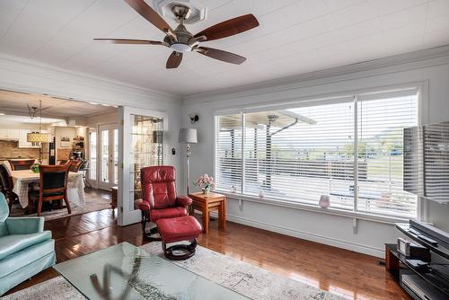 3083 Harwood Road, Lake Country, BC - Indoor Photo Showing Living Room