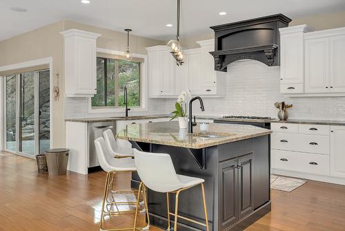 158 Terrace Hill Court, Kelowna, BC - Indoor Photo Showing Kitchen With Upgraded Kitchen