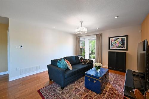 28 Woodburn Avenue, St. Catharines, ON - Indoor Photo Showing Living Room