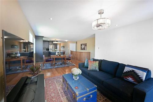 28 Woodburn Avenue, St. Catharines, ON - Indoor Photo Showing Living Room