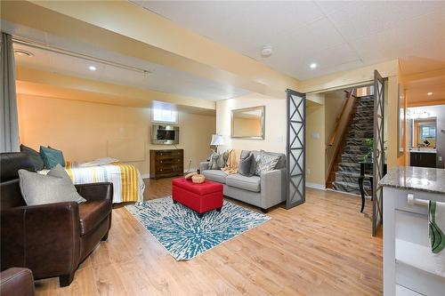 28 Woodburn Avenue, St. Catharines, ON - Indoor Photo Showing Living Room