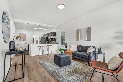 652 Upper Wellington Street, Hamilton, ON - Indoor Photo Showing Living Room