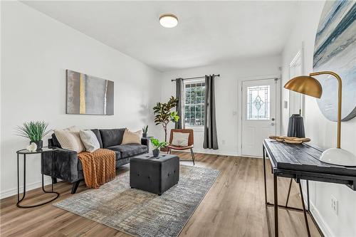 652 Upper Wellington Street, Hamilton, ON - Indoor Photo Showing Living Room