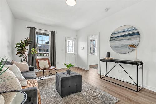 652 Upper Wellington Street, Hamilton, ON - Indoor Photo Showing Living Room