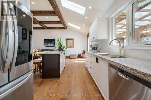 1084 Pearson Drive, Oakville, ON - Indoor Photo Showing Kitchen With Double Sink With Upgraded Kitchen