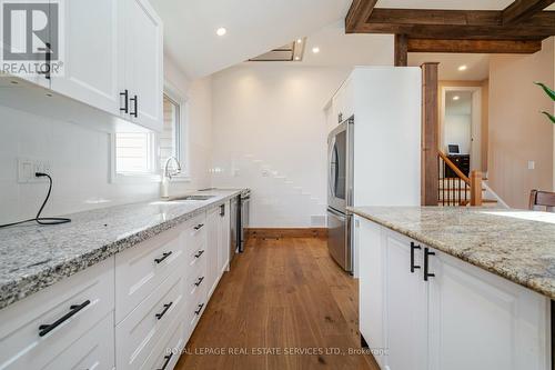 1084 Pearson Drive, Oakville, ON - Indoor Photo Showing Kitchen With Upgraded Kitchen