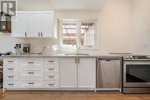 1084 Pearson Drive, Oakville, ON - Indoor Photo Showing Kitchen