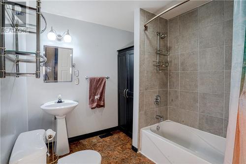 867 Lonsdale Avenue, Sudbury, ON - Indoor Photo Showing Bathroom