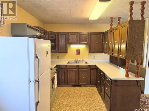 613 Sakuhikan Drive, Mistusinne, SK - Indoor Photo Showing Kitchen With Double Sink