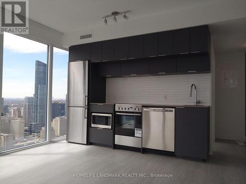 5610 - 181 Dundas Street E, Toronto, ON - Indoor Photo Showing Kitchen