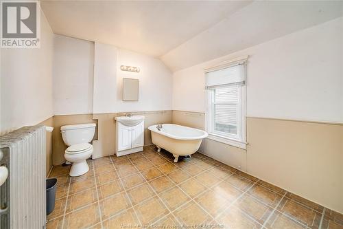 151 Curry Avenue, Windsor, ON - Indoor Photo Showing Bathroom