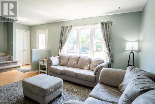 186 Commercial Street, Welland, ON - Indoor Photo Showing Living Room