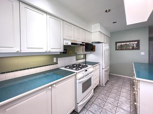 1590 Lorne Street E, Kamloops, BC - Indoor Photo Showing Kitchen