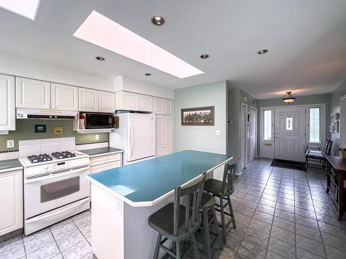 1590 Lorne Street E, Kamloops, BC - Indoor Photo Showing Kitchen