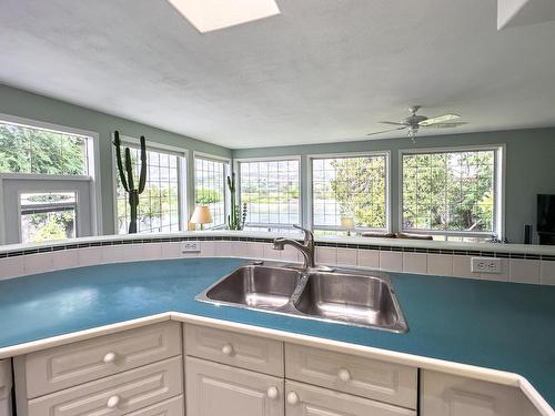 1590 Lorne Street E, Kamloops, BC - Indoor Photo Showing Kitchen With Double Sink