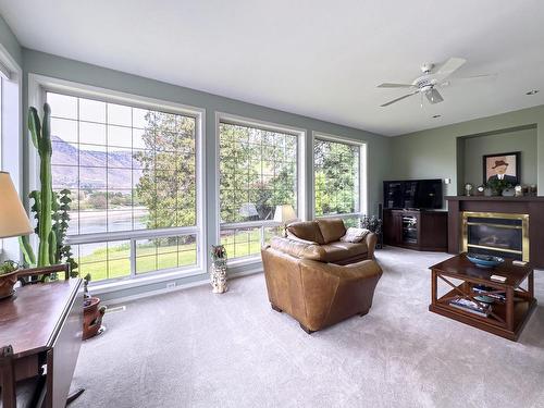 1590 Lorne Street E, Kamloops, BC - Indoor Photo Showing Living Room