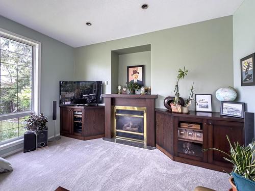 1590 Lorne Street E, Kamloops, BC - Indoor With Fireplace