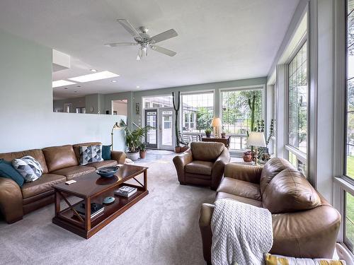 1590 Lorne Street E, Kamloops, BC - Indoor Photo Showing Living Room