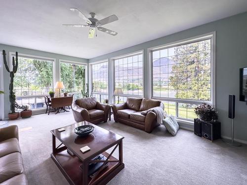 1590 Lorne Street E, Kamloops, BC - Indoor Photo Showing Living Room