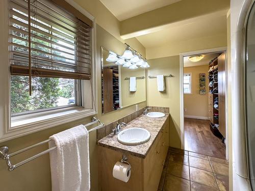 1590 Lorne Street E, Kamloops, BC - Indoor Photo Showing Bathroom