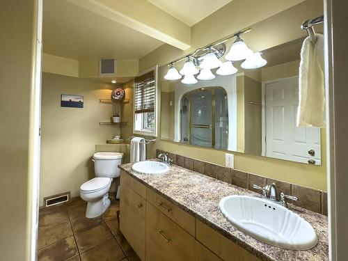 1590 Lorne Street E, Kamloops, BC - Indoor Photo Showing Bathroom