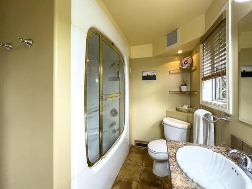 1590 Lorne Street E, Kamloops, BC - Indoor Photo Showing Bathroom