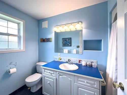 1590 Lorne Street E, Kamloops, BC - Indoor Photo Showing Bathroom