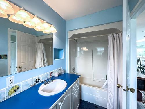 1590 Lorne Street E, Kamloops, BC - Indoor Photo Showing Bathroom