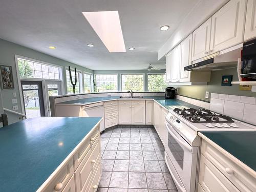 1590 Lorne Street E, Kamloops, BC - Indoor Photo Showing Kitchen