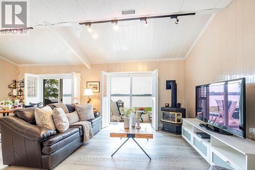 46 Lakeview Boulevard, Kawartha Lakes (Little Britain), ON - Indoor Photo Showing Living Room