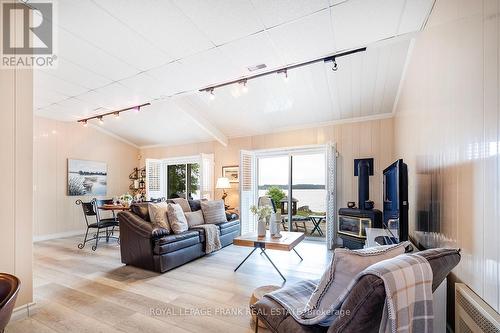 46 Lakeview Boulevard, Kawartha Lakes (Little Britain), ON - Indoor Photo Showing Living Room