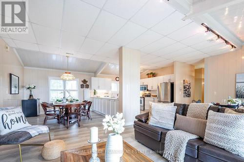 46 Lakeview Boulevard, Kawartha Lakes (Little Britain), ON - Indoor Photo Showing Living Room