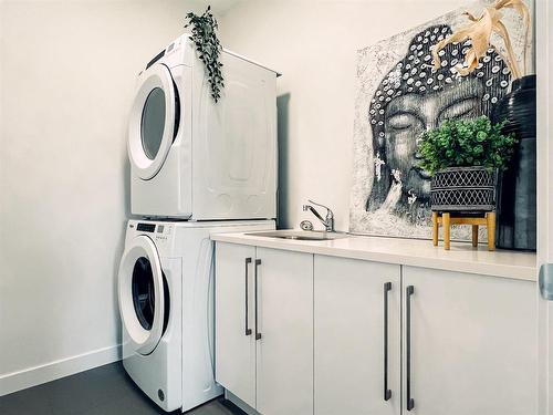 12 Clerihew Crescent, Oak Bluff, MB - Indoor Photo Showing Laundry Room