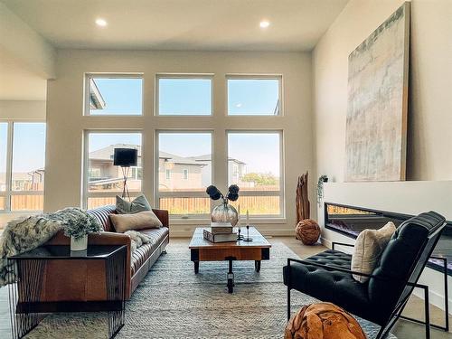 12 Clerihew Crescent, Oak Bluff, MB - Indoor Photo Showing Living Room