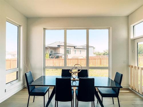 12 Clerihew Crescent, Oak Bluff, MB - Indoor Photo Showing Dining Room