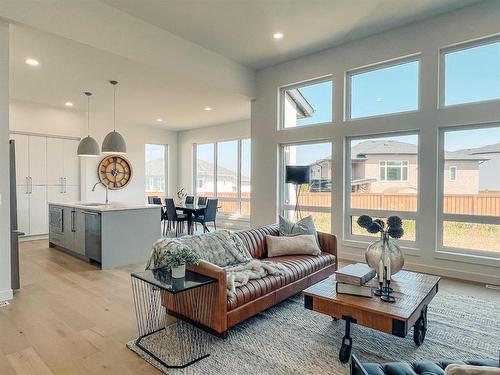 12 Clerihew Crescent, Oak Bluff, MB - Indoor Photo Showing Living Room