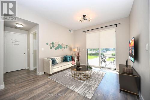 102 - 168 Sabina Drive, Oakville, ON - Indoor Photo Showing Living Room