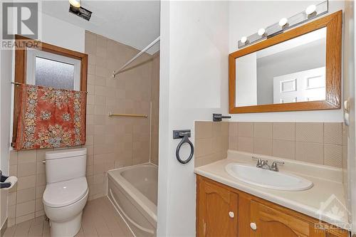 51 Lees Avenue, Ottawa, ON - Indoor Photo Showing Bathroom