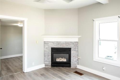 621 Pine Street, Haldimand County, ON - Indoor Photo Showing Living Room With Fireplace