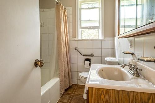 11 Cameron Drive, Ancaster, ON - Indoor Photo Showing Bathroom