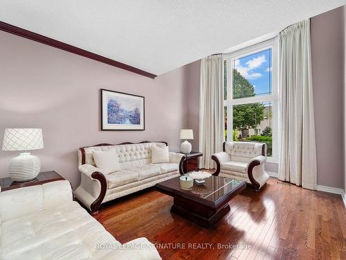 123 Corner Ridge Rd, Aurora, ON - Indoor Photo Showing Living Room