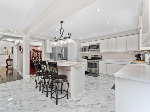 123 Corner Ridge Rd, Aurora, ON - Indoor Photo Showing Kitchen With Upgraded Kitchen