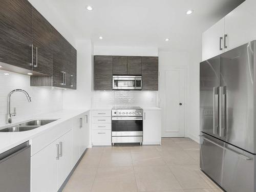 Cuisine - 902-3465 Rue Redpath, Montréal (Ville-Marie), QC - Indoor Photo Showing Kitchen With Double Sink With Upgraded Kitchen